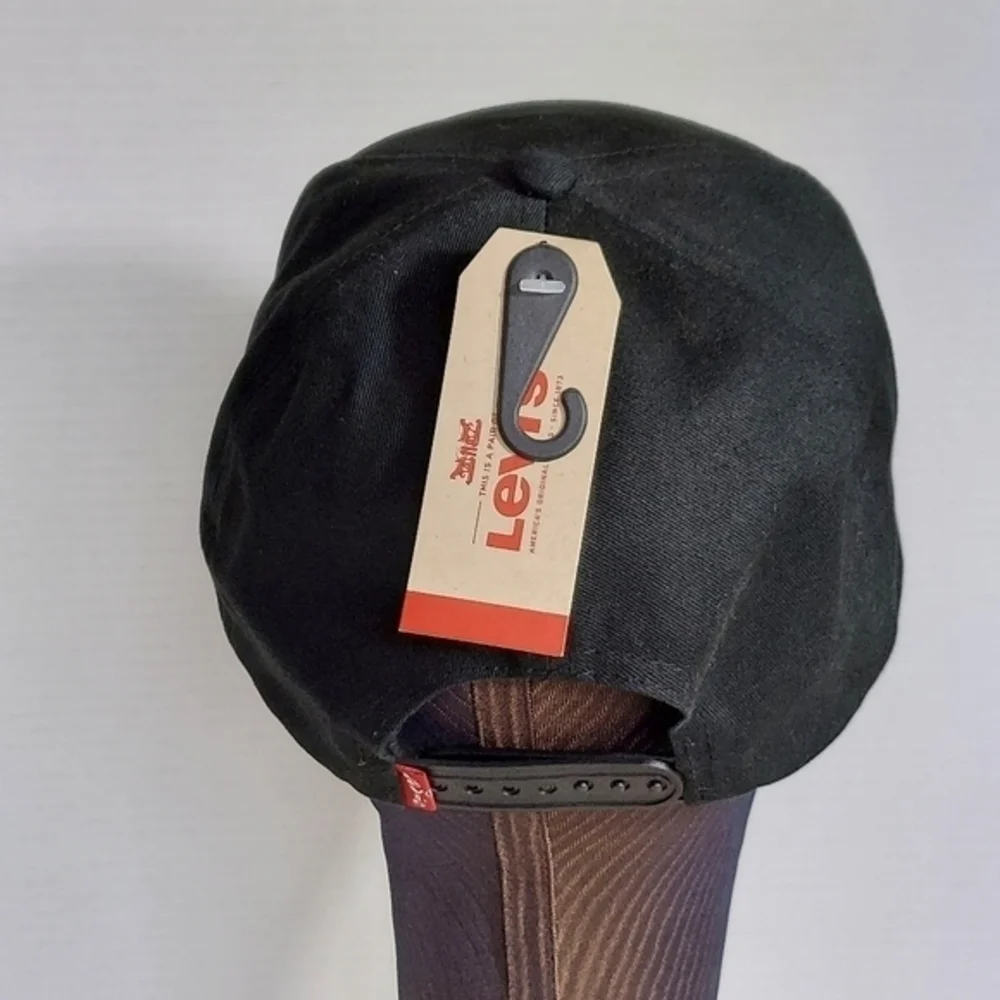 Levi's Black Snapback Baseball Cap‎ Levi's Logo in bold letters Embroidered